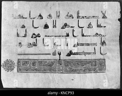 Ein Folio aus einem Koran-Manuskript mit komplizierten Kalligrafien und dekorativen Elementen, die islamische Kunst und religiöse kulturelle Bedeutung veranschaulichen. Stockfoto
