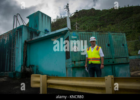 Brent Kelly, Pittsburgh, posiert vor der 800 temporäre Generator auf der Insel Puerto Rico am Dez. 6, 2017 installiert. Der Generator in die Berge in der zentralen Region der Insel installiert sind, und ist der dritte Generator im Bereich Stromversorgung Wasserpumpen aus der Kläranlage für die Bewohner der Gegend. Die temporäre generator Mission hier in Puerto Rico weiterhin Strom zu kritischen Infrastrukturen, darunter Krankenhäuser, Polizeistationen und Wasser- und Abwasseraufbereitungsanlagen zu bringen. Kelly ist ein Qualitätssicherung Techniker und Mission Verbindung für die Emer Stockfoto