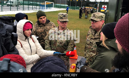 Cpt. Michael Doyle und Staff Sgt. Dennis Sincebaugh Interview mit lokalen Vertretern der Medien nach der Zeremonie in der Befolgung der ukrainischen Streitkräfte Tag statt. Sie diskutierten über die Bedeutung und die Wirksamkeit der 4-wurf Krankenwagen (FLA), die für die ukrainischen Ministerium für Verteidigung der amerikanischen Regierung gegeben wurden. Stockfoto