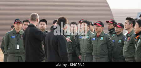 F-22 Piloten sprechen Sie mit einer Gruppe von Studenten und Ausbilder Piloten aus dem 1 Fighter Wing, Gwangju Air Base, der Republik Korea, Dez.07, 2017 in Gwangju AB, ROK. Die Kursteilnehmer und Ausbilder Piloten konnten sich mehr über die F-22 Raptor während ihrer Tour durch eine statische Darstellung erfahren. (U.S. Air Force Stockfoto