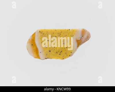 Ein Glasmosaik-Intarsien-Fragment mit kompliziertem Design, lebhaften Farben und handwerklichem Können, das dekorative Künste dieser Zeit widerspiegelt. Stockfoto