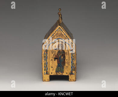 Chasse mit Christus in der Herrlichkeit und das Lamm Gottes MET DP 374717 464494 Französisch, Chasse mit Christus in der Herrlichkeit und das Lamm Gottes, Ca. 1180?90, Champlev? Email: blau-schwarz, dunkel-, mittel- und Hellblau, Türkis, hell und dunkel grün, gelb, rot, durchscheinend Wein rot und weiß; Wood Core, rot lackiert auf äußere; Kupfer: graviert, kratzten, gepunktet und vergoldeten, Gesamt: 8 11/16 x 9 1/4 x 4 3/16 in. (22 x 23,5 x 10,7 cm). Das Metropolitan Museum of Art, New York. Geschenk der J. Pierpont Morgan, 1917 (17.190.523). Stockfoto