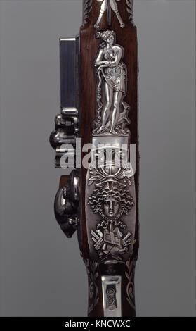 Ein gekapseltes Set mit einem Feuersteingewehr, einem Paar Pistolen und Zubehör, das Schusswaffen und persönliche Waffen aus der historischen Zeit veranschaulicht. Stockfoto