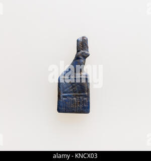 Amulett des serekh Zeichen überragt von archaischen Falcon MET 17.194.2493 EGDP 015663 570605 Stockfoto