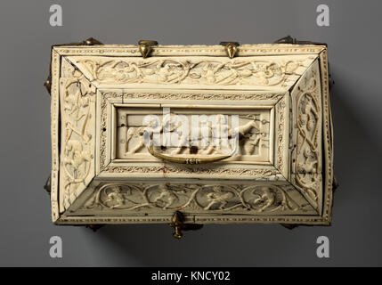 Diese byzantinische Schatulle aus dem 11. Jahrhundert ist aus Elfenbein und Knochen mit vergoldeten Kupferfassungen geschnitzt und zeigt Krieger und Tänzer in detaillierten Szenen. Stockfoto