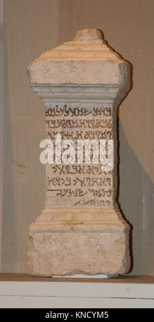 Ein alter Altar, der in religiösen Praktiken verwendet wird und rituelle Kunst und zeremonielle Handwerkskunst mit komplizierten Designs widerspiegelt, erhalten als historisches Artefakt. Stockfoto