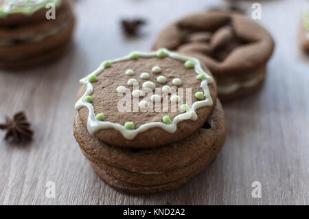 Weihnachten hausgemachte Lebkuchen cookies auf einem Holztisch Stockfoto