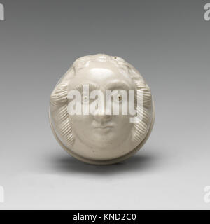 Diese Box zeigt feine Handwerkskunst und Design und dient sowohl der funktionalen Aufbewahrung als auch der dekorativen Verwendung und spiegelt das Material und die historische Zeit wider. Stockfoto