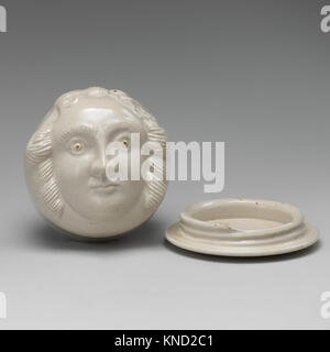 Diese Box zeigt präzise Handwerkskunst und kombiniert funktionales und dekoratives Design, das die Materialien und Ästhetik seiner Zeit widerspiegelt. Stockfoto