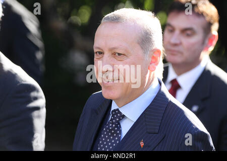 Griechenlands Ministerpräsident Alexis Tsipras schüttelt Hände mit Präsident der Türkei, Recep Tayyip Erdogan, als er ihn bei Maximos Mansion in Athen begrüßt. Erd Stockfoto