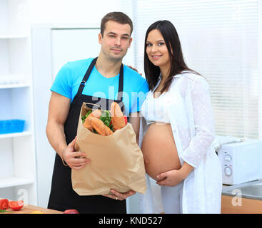 Mann und die schwangere Frau mit einem Paket von baguettes Stockfoto