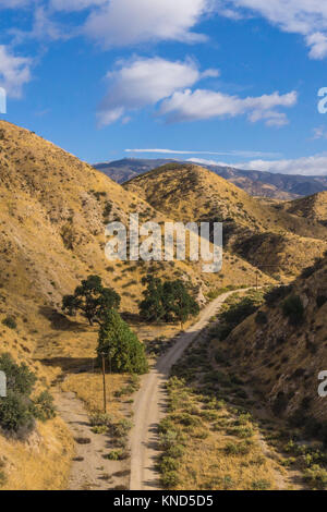 Schmutz Weg schlängelt sich durch die Hügel der Mojave Wüste in Südkalifornien. Stockfoto