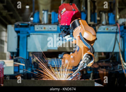 Roboter, Schweißen in einer Autofabrik. Schweißen der Karosserie Stockfoto