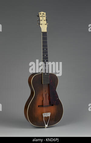 Acoustic-Electric Gitarre MET DP -12319-020 718444 Teekocher: Vivi-Tone, Amerikanische, Acoustic-Electric Gitarre, Ca. 1933, Fichte, Ahorn, Mahagoni, Ebenholz, Höhe: 39 cm. (99,4 cm) Breite (an der unteren Bout): 13 1/8 in. (33,3 cm) Tiefe (auf der Seite der Felge): 3 3/4 in. (9,5 cm). Das Metropolitan Museum of Art, New York. Kauf, Steve Miller, Geschenk, 2016 (2016.415 a, b) Stockfoto