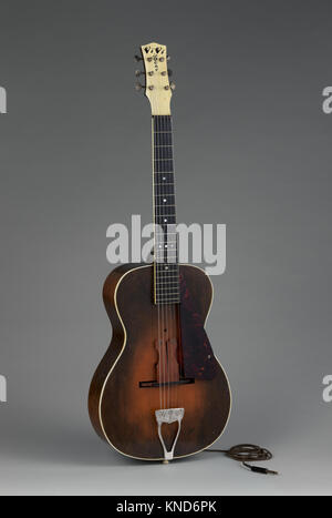 Acoustic-Electric Gitarre MET DP -12319-022 718444 Teekocher: Vivi-Tone, Amerikanische, Acoustic-Electric Gitarre, Ca. 1933, Fichte, Ahorn, Mahagoni, Ebenholz, Höhe: 39 cm. (99,4 cm) Breite (an der unteren Bout): 13 1/8 in. (33,3 cm) Tiefe (auf der Seite der Felge): 3 3/4 in. (9,5 cm). Das Metropolitan Museum of Art, New York. Kauf, Steve Miller, Geschenk, 2016 (2016.415 a, b) Stockfoto