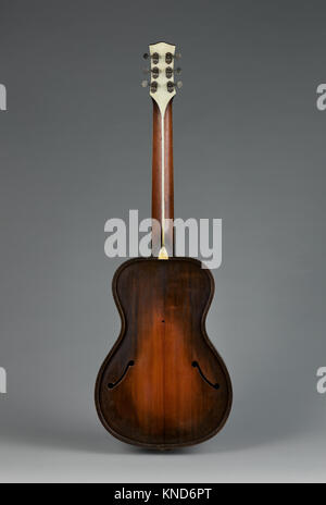 Acoustic-Electric Gitarre MET DP -12319-021 718444 Teekocher: Vivi-Tone, Amerikanische, Acoustic-Electric Gitarre, Ca. 1933, Fichte, Ahorn, Mahagoni, Ebenholz, Höhe: 39 cm. (99,4 cm) Breite (an der unteren Bout): 13 1/8 in. (33,3 cm) Tiefe (auf der Seite der Felge): 3 3/4 in. (9,5 cm). Das Metropolitan Museum of Art, New York. Kauf, Steve Miller, Geschenk, 2016 (2016.415 a, b) Stockfoto