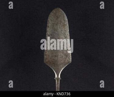 Diese japanische Pfeilspitze aus dem 18. Jahrhundert, Yanone, veranschaulicht traditionelle Handwerkskunst und Design für den Einsatz im Bogenschießen. Stockfoto