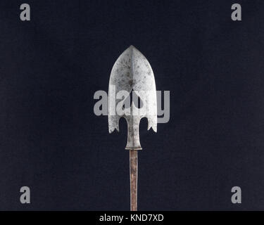 Ein japanischer Stahlpfeil aus dem 18. Jahrhundert im Metropolitan Museum of Art, der beispielhaft für die Kampfkunst und das Design von Waffen aus der Edo-Zeit ist. Stockfoto
