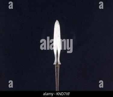 Eine Yanone-Pfeilspitze aus japanischem Stahl aus dem 18. Jahrhundert, die die Handwerkskunst und das Kampfdesign der feudalen Ära demonstriert. Stockfoto