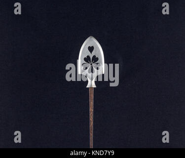 Japanische Stahlpfeilspitze (Yanone) aus dem 18. Jahrhundert, die traditionelle Waffen, Handwerkskunst und technisches Design veranschaulicht. Stockfoto