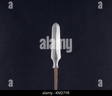 Diese japanische Pfeilspitze (Yanone) aus dem 18. Jahrhundert, die aus Stahl mit präzisen Abmessungen gefertigt wurde, veranschaulicht die Form und Funktionalität der Waffen aus der Zeit der Edo-Ära und spiegelt die Kampfkultur der Edo-Ära wider. Stockfoto