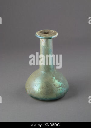 Diese römische Glasparfümflasche aus dem 2. Jahrhundert n. Chr., Teil der MET-Kollektion, zeigt alte Glasmachertechniken und historische dekorative Kunst. Stockfoto