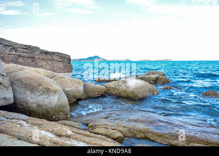 Felsigen Küste Strand in Koh Samui, Thailand Stockfoto