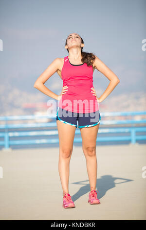 Gesunde Frau, die Augen geschlossen, tiefen Atem Stockfoto