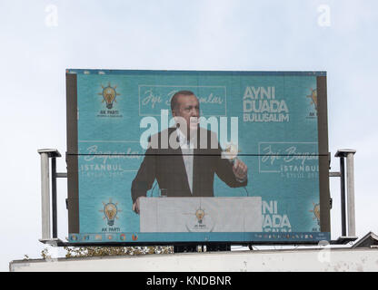 Der türkische Ministerpräsident Recep Tayyip Erdogan spricht auf einem mobilen TV-Bildschirm auf Auto gebaut. Istanbul, Türkei, 28. Oktober 2017 Stockfoto