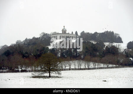 Die dashwood Mausoleum steht von der verschneiten Hügel in der Nähe von West Wycombe, Buckinghamshire, wie Kraftfahrer der Verwüstung auf den Strassen gewarnt werden wie Schnee verwandelt sich in Eis nach einem Wochenende winterlichen Blast. Stockfoto