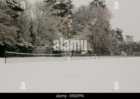 Tennisplätze in Schnee Winter Tag in Bedford Park, Bedford, England abgedeckt Stockfoto