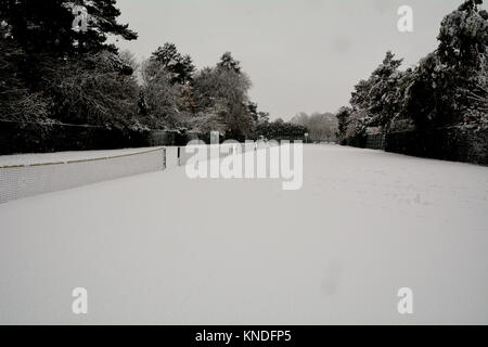 Tennisplätze in Schnee Winter Tag in Bedford Park, Bedford, England abgedeckt Stockfoto