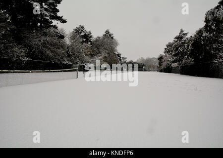 Tennisplätze in Schnee Winter Tag in Bedford Park, Bedford, England abgedeckt Stockfoto