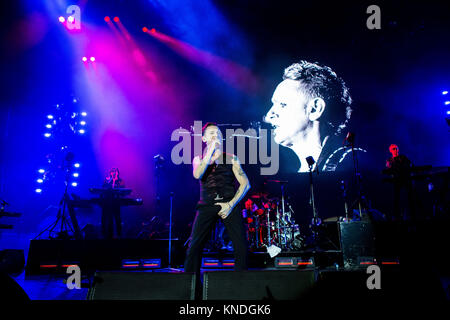 Turin, Italien. 09 Dez, 2017. Die englische elektronische Band Depeche Mode auf der Bühne dargestellt, wie sie an Pala Alpitour in Turin Italien leben durchführen. Credit: Roberto Finizio / Pacific Press/Alamy leben Nachrichten Stockfoto