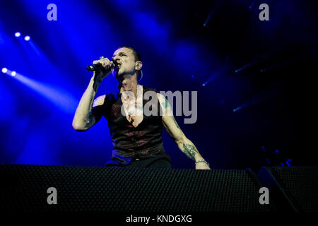 Turin, Italien. 09 Dez, 2017. Dave Gahan der englischen elektronischen Band Depeche Mode auf der Bühne dargestellt, wie sie an Pala Alpitour in Turin Italien leben durchführen. Credit: Roberto Finizio / Pacific Press/Alamy leben Nachrichten Stockfoto