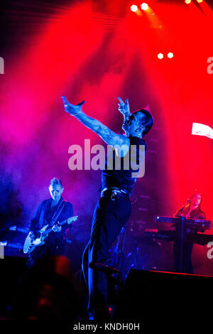 Turin, Italien. 09 Dez, 2017. Die englische elektronische Band Depeche Mode auf der Bühne dargestellt, wie sie an Pala Alpitour in Turin Italien leben durchführen. Credit: Roberto Finizio / Pacific Press/Alamy leben Nachrichten Stockfoto