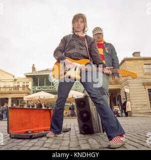 Junior Senior ein Pop Duo aus Dänemark, fotografiert Straßenmusik in Covent Garden, London, England, Vereinigtes Königreich. Stockfoto