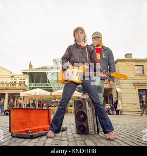 Junior Senior ein Pop Duo aus Dänemark, fotografiert Straßenmusik in Covent Garden, London, England, Vereinigtes Königreich. Stockfoto