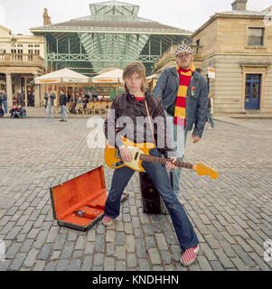 Junior Senior ein Pop Duo aus Dänemark, fotografiert Straßenmusik in Covent Garden, London, England, Vereinigtes Königreich. Stockfoto