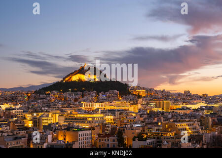 Blick auf den Lycabettus Hügel von anafiotika Nachbarschaft in der Altstadt von Athen, Griechenland. Stockfoto