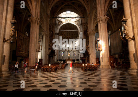 Das Kirchenschiff der Kathedrale von Como, Como, Lombardei, Italien, Europa - August 2011 Stockfoto