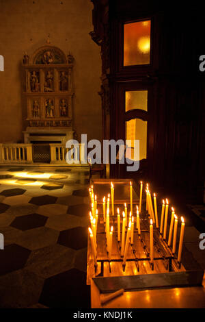 Kerzen in Como Kathedrale, Comer See, Lombardei, Italien, Europa - August 2011 Stockfoto