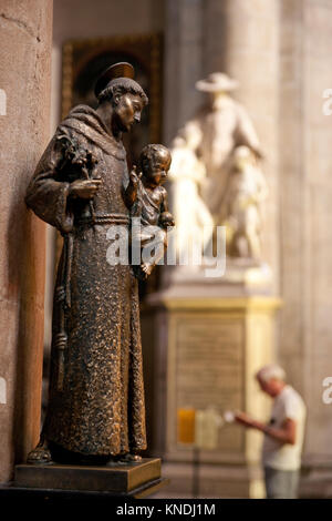 Statue in der Kathedrale von Como, Como, Lombardei, Italien, Europa - August 2011 Stockfoto