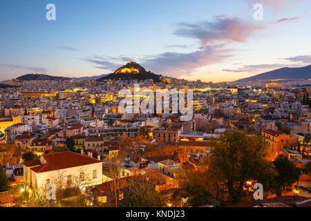 Blick auf den Lycabettus Hügel von anafiotika Nachbarschaft in der Altstadt von Athen, Griechenland. Stockfoto