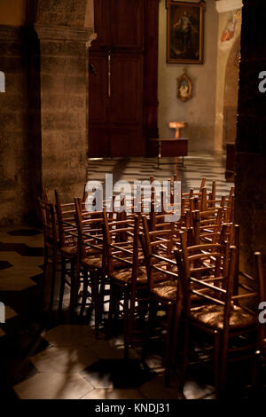 Gestapelte Stühle in Como Kathedrale, Comer See, Lombardei, Italien, Europa - August 2011 Stockfoto