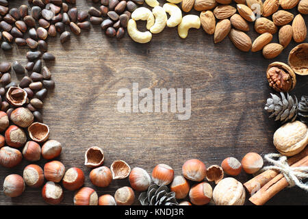 Verschiedene Muttern auf einer hölzernen Tisch. Zeder, Cashew, Haselnuss, walnu Stockfoto