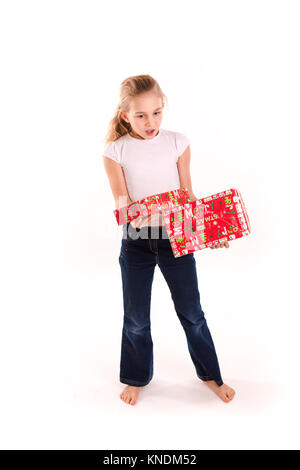 Glückliches Mädchen mit Geschenk Box isoliert auf weißem Stockfoto