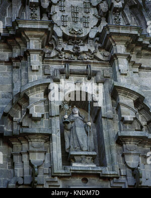 Statue der Hl. Klara von Assisi (1194-1253). Italienische Saint. Barocke Fassade des da Igrexa, von Simon Rodriguez, 1719. Kloster der Hl. Klara. Santiago de Compostela. Galizien, Spanien. Stockfoto