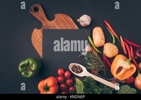 Draufsicht auf das Schwarze Brett auf hölzernen Tisch Stockfoto