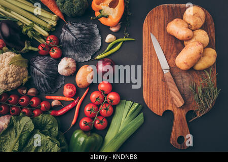 Reife Gemüse und Holzbrett Stockfoto